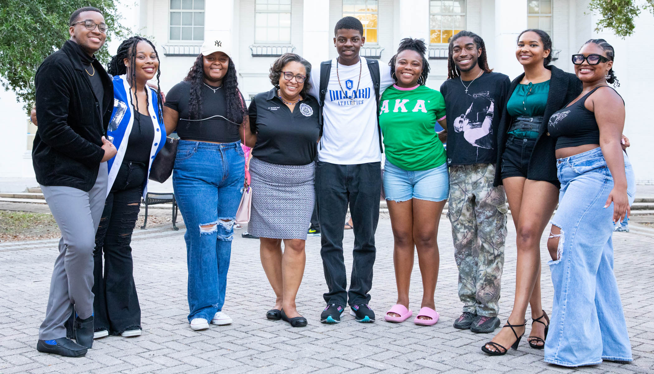  A group photo with Rochelle Ford and Dillard University students. 
