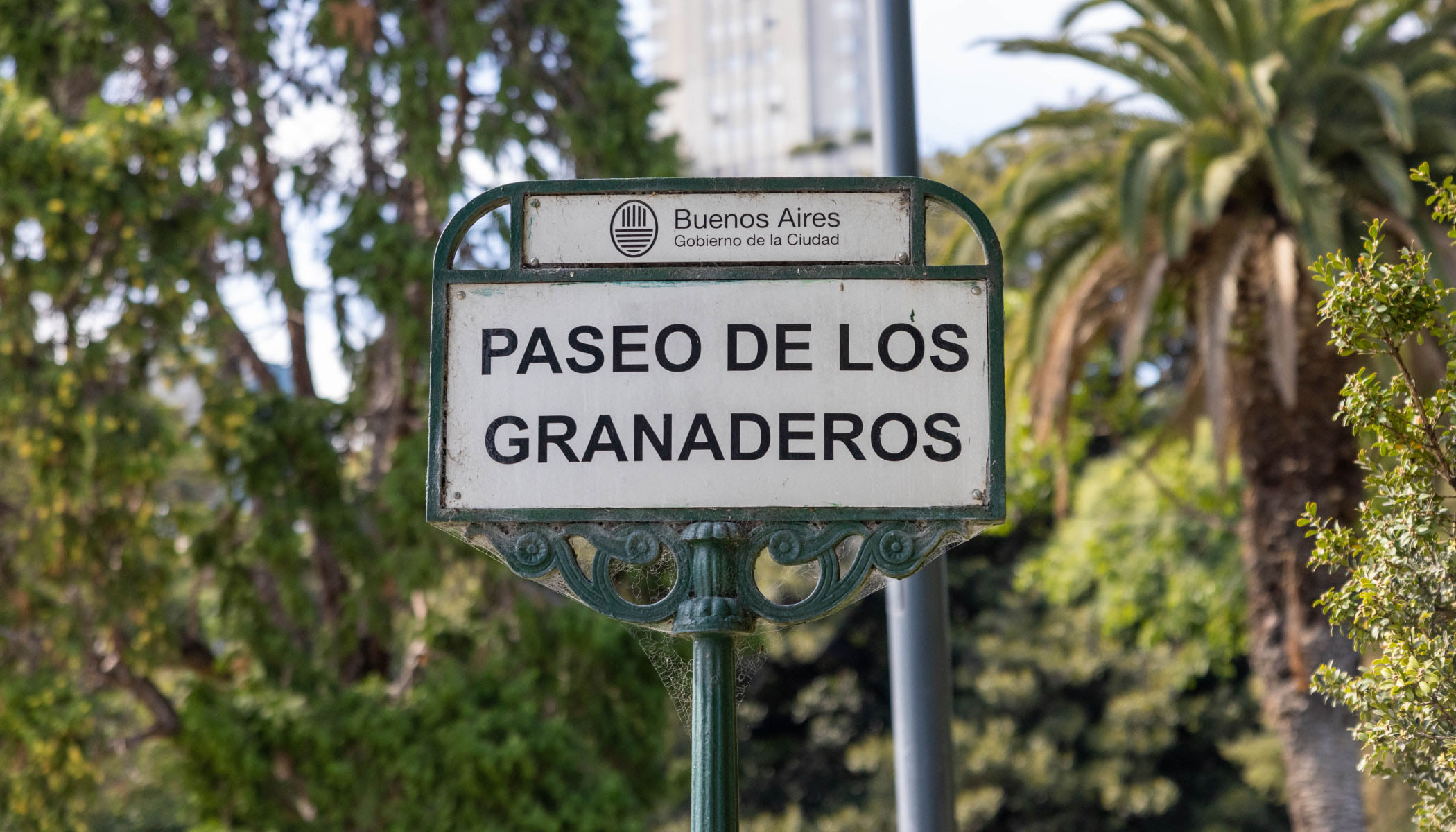 An outdoor sign reads “Paseo de los Granaderos.”